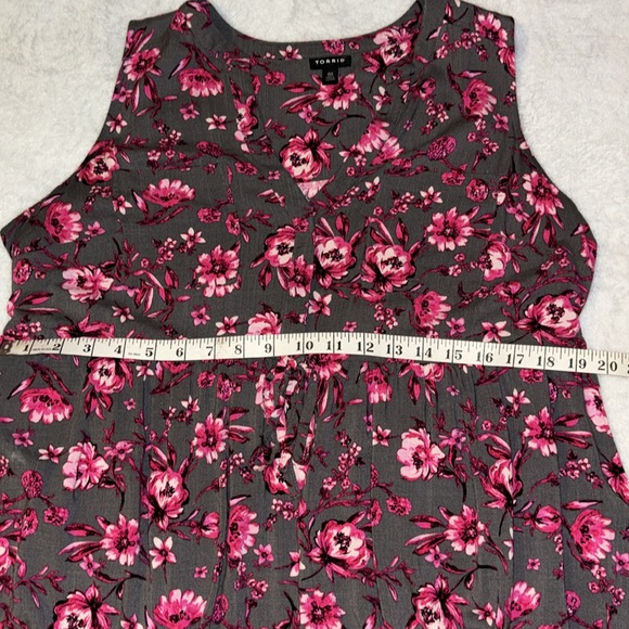 Torrid grey and pink floral hi low blouse sz 00. - Picture 11 of 15